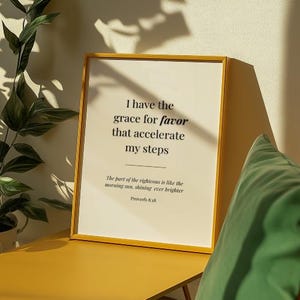 Puede incluir: Un marco amarillo con fondo blanco. El texto dice: «Tengo la gracia para el favor que acelera mis pasos». Debajo, dice: «La parte de los justos es como el sol de la mañana, brillando cada vez más.»