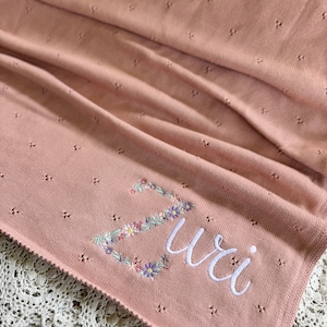 Manta de punto para niña bordada personalizada