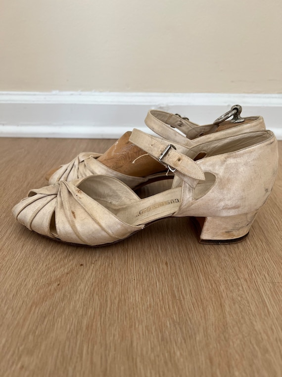 1920s ivory silk shoes. Size 6m.  As is - image 7