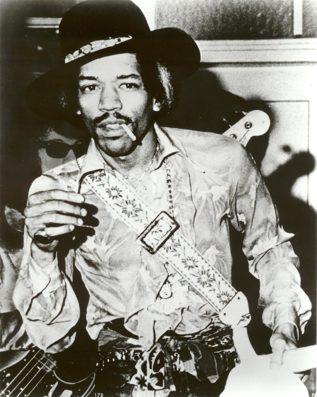 jimi hendrix smoking a cigarette Portrait Smoking, Travelodge Motel, San Francisco, 1968 Smoking break with Jimi Hendrix – Jimi Hendrix Smoking - Etsy