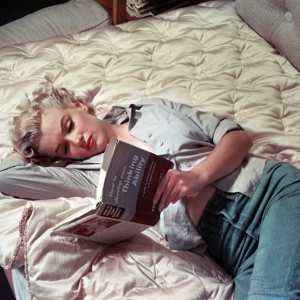 Marilyn Monroe Reading Hollywood Poster Art Photo Artwork 11x14 16x20 or 20x24