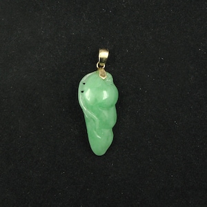 Vintage: 14K Solid Yellow Gold with Carved Pendant in Green Jade - handmade, Lucky, Fortune