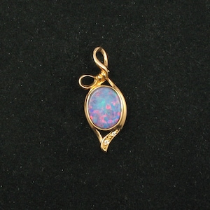 18K Solid Rose Gold Play of Color Blue Opal with Diamond Pendant, Opale bleue, Pendentif ovale, Or jaune 18K, Opale bleue (10月の誕生石)