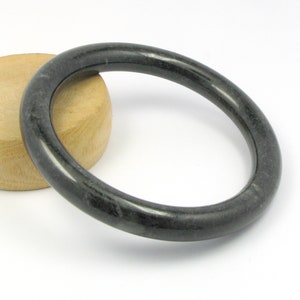 Bracelet jonc pierre de jadeite naturelle gris noir anthracite, cadeau pour femme, jonc de pierres précieuses, jonc sculpté à la main, taille intérieure 60 mm