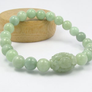 Bracelet extensible en pierre de perles de jadéite de jade vert naturel, 8 mm avec breloque en perles de jade sculptées