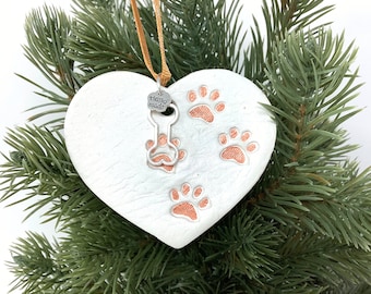 Gold Hundeliebhaber Weihnachtsbaumschmuck, Hundeherzkugel mit vier Hundepfoten prints in Ton
