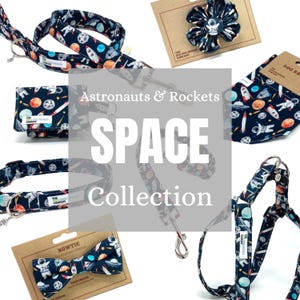 Puede incluir: Una colección de accesorios para perros con temática espacial. La colección incluye un collar, una correa, un arnés, una bandana y una pajarita con estampado azul y blanco. El estampado presenta astronautas, cohetes, planetas y estrellas. El texto "Astronauts & Rockets SPACE Collection" se muestra sobre un fondo gris.