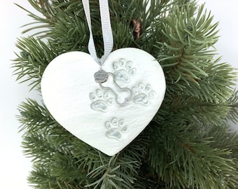 SilberNer Hundeliebhaber Weihnachtsbaumschmuck, Hundeherzkugel mit vier Hundepfotendrucken in Ton