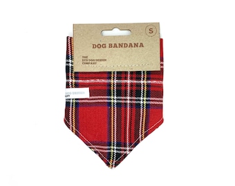 Może przedstawiać: Czerwono-czarna bandana w kratę dla psa z napisem "DOG BANDANA" i "THE ECO DOG DESIGN COMPANY" na brązowej metce. Bandana jest w rozmiarze "S".