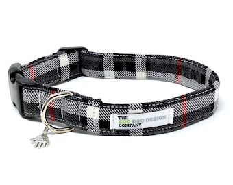 Puede incluir: Collar para perro de cuadros negros y blancos con detalles rojos y un dije de pata de plata. El collar tiene el texto "THE ECO DOG DESIGN COMPANY" impreso en él.