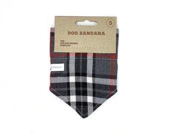 Może przedstawiać: Szara, czarna i czerwona kratkowana bandana dla psa z tekstem "DOG BANDANA" i "THE ECO DOG DESIGN COMPANY" na opakowaniu.