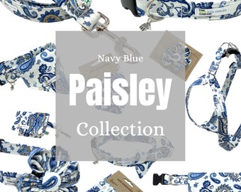 Könnte beinhalten: Eine Kollektion von Hunde-Accessoires in einem marineblauen und weißen Paisley-Muster. Die Kollektion umfasst ein Halsband, eine Leine, ein Geschirr, ein Bandana, eine Fliege und ein Hunde-Bandana. Der Text "Navy Blue Paisley Collection" wird auf einem grauen Hintergrund angezeigt.