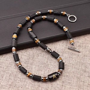 Collar con inicial para hombre, hecho a mano, con ojo de tigre y turmalina negra: un regalo único para él.