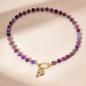 Colar feminino com iniciais personalizadas e contas de jaspe roxo, joia com contas de pedra natural, pingente de letra personalizado, presente moderno para ela
