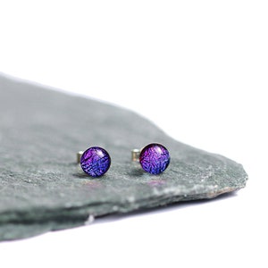 Pendientes de cristal fundido que cambian de color de morado a rosa. Pendientes pequeños redondos de cristal dicroico: regalo de Navidad artesanal de plata de ley hecho a mano.