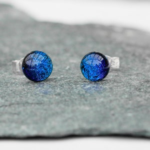 Oorknopjes saffierblauw glas kleurrijke sieraden cadeau voor Moederdag, sterlingzilveren stekers, blauwe dichroïsche glazen oorbellen, handgemaakt Verenigd Koninkrijk