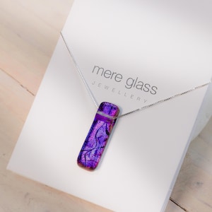 Colgante de vidrio dicroico fundido morado: collar de plata de ley, joyería artística hecha a mano