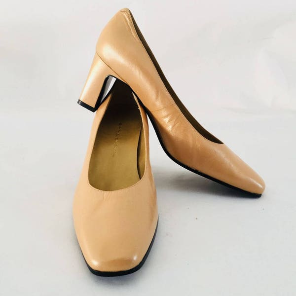 Classy  90's Bandolino Shimmery Tan  Color Pumps     Size 6 1/2  Heels 2.1/2"H GENTLY WORN!