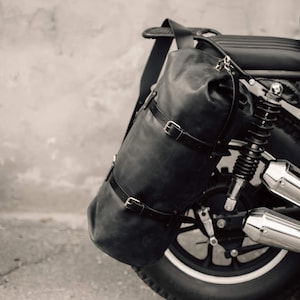 Our weekender duffel barrel bag looks good whether it's strapped to your bike or slung over your shoulders.