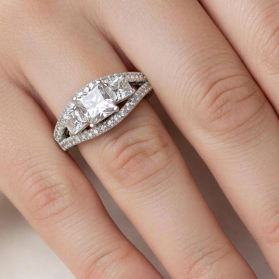 Anello Tre Pietre Con Diamanti Simulati Taglio Principessa - Argento 925 Placcato Oro Bianco