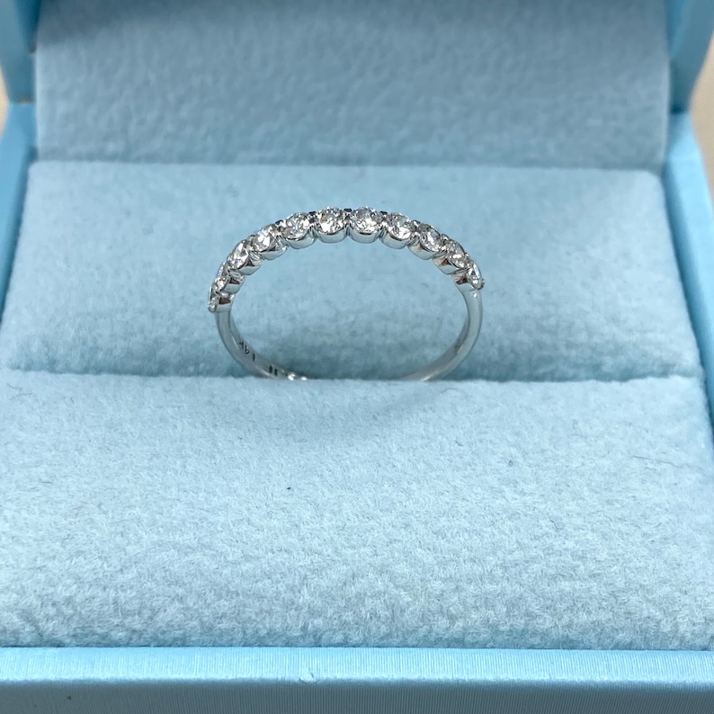 Pu&ograve; includere: Una delicata fascia d'argento con una fila di piccoli diamanti rotondi incastonati a pav&eacute;.