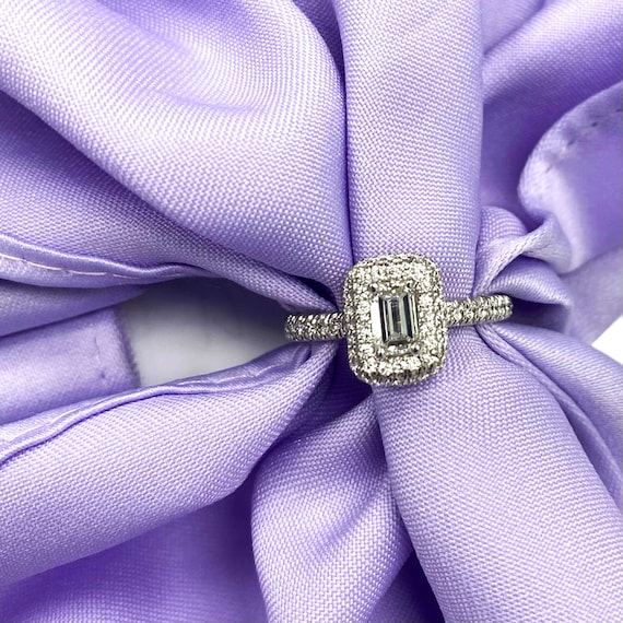 Bague De Fiançailles Halo - Diamant Simulé 2,65 Ct - Taille émeraude - Or Blanc 14 Carats