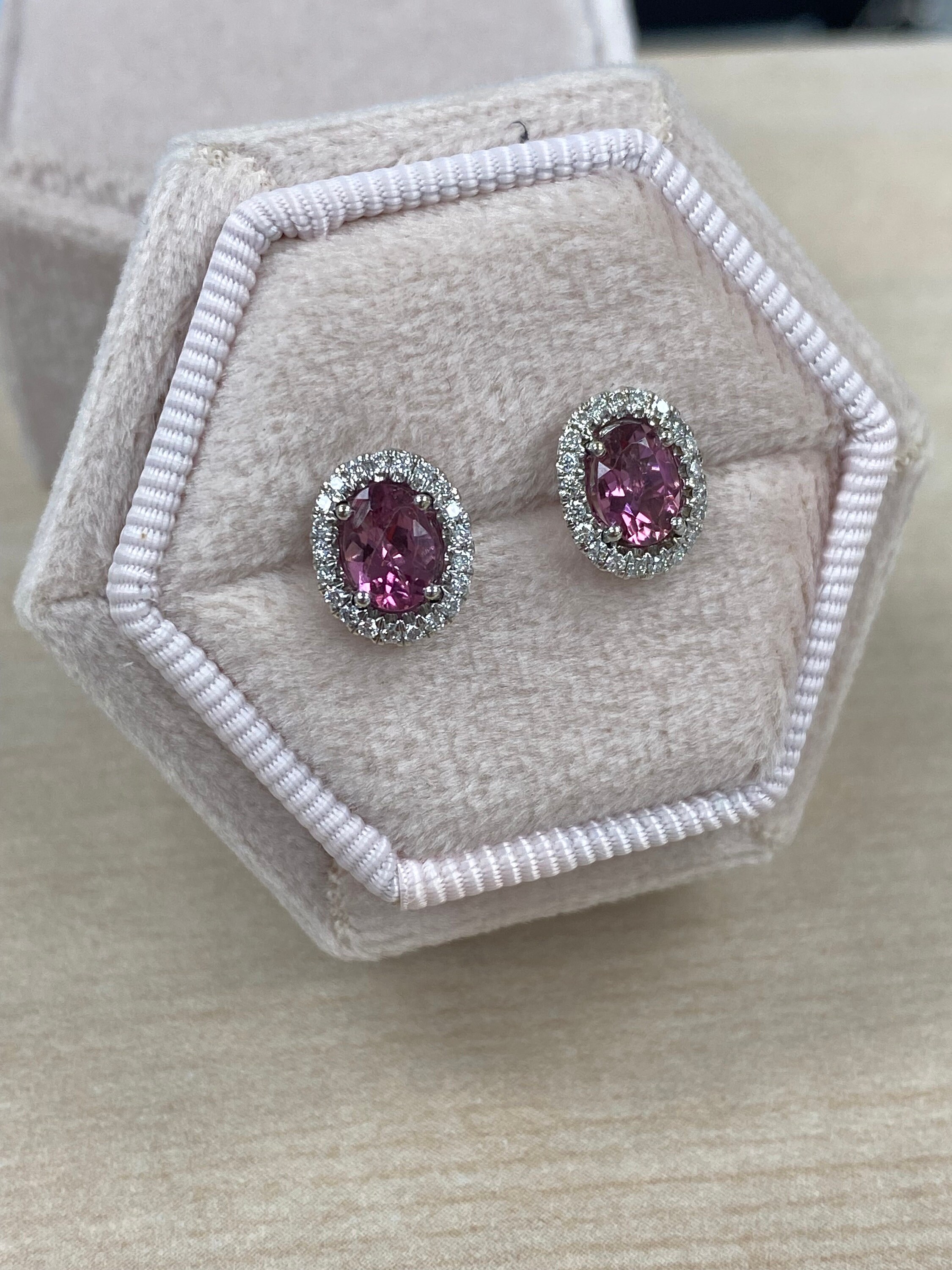 10K Weißgold Ohrstecker – Herzform Mit Rosa Turmalin & Diamanten, In Geschenkbox