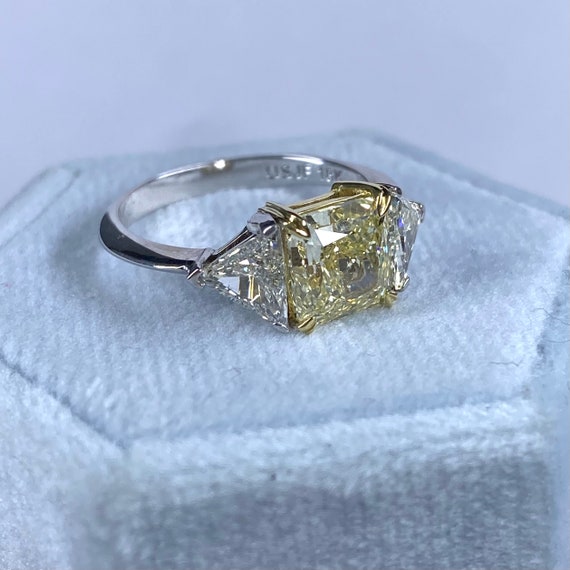 Anello di fidanzamento con diamante giallo chiaro taglio radiante