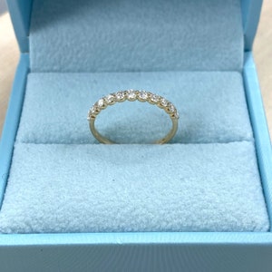 Pu&ograve; includere: Una delicata fascia d'oro con una fila di piccoli diamanti rotondi incastonati a pav&eacute;.