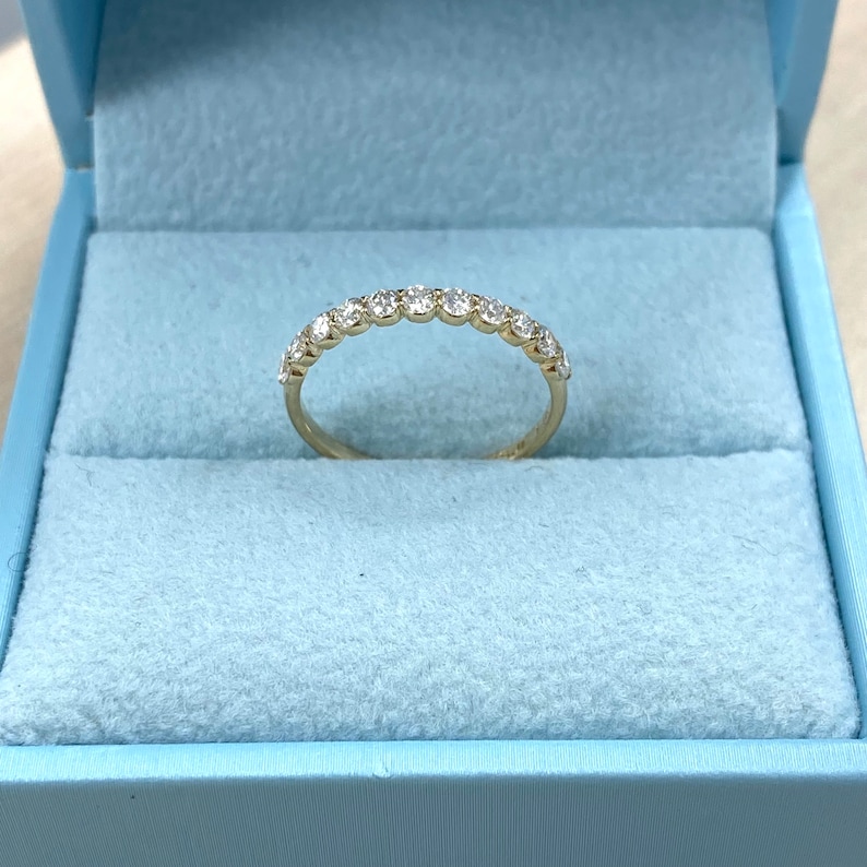 Pu&ograve; includere: Una delicata fascia d'oro con una fila di piccoli diamanti rotondi incastonati a pav&eacute;.
