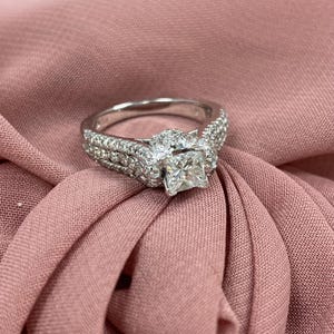Anello di fidanzamento con diamante solitario taglio principe da 1,52 ct, fascia in oro bianco 14k, anello di anniversario fatto a mano, diamanti laterali rotondi