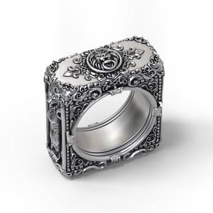 Anillo de león detallado, banda cuadrada.