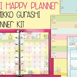 Może przedstawiać: Różowy zestaw Mini Happy Planner Sumikko Gurashi Planner Kit. Zestaw zawiera planer z kalendarzem, stronami tygodniowymi i arkuszami dekoracyjnymi. Planer zawiera kolorowe ilustracje postaci Sumikko Gurashi. Widoczny jest tekst "MINI HAPPY PLANNER SUMIKKO GURASHI PLANNER KIT".