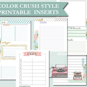 Könnte beinhalten: Druckbare Planer-Einsätze im Color-Crush-Stil. Die Einsätze beinhalten eine To-Do-Liste, monatliche Ziele, einen Menüplaner und eine Seite mit einer Schreibmaschinengrafik. Die Seiten sind mit Blumenmustern und Washi-Tape verziert.