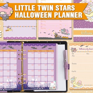 Puede incluir: Una agenda de tama&ntilde;o A5 con tem&aacute;tica de Halloween con los personajes de Little Twin Stars. La agenda es de color morado y blanco y tiene un calendario mensual, un planificador semanal y una secci&oacute;n para planificar una fiesta de Halloween. La portada presenta a los personajes de Little Twin Stars vestidos de brujas.