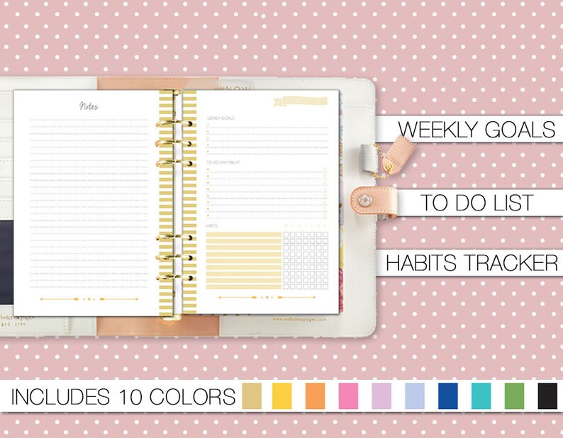 Op de afbeelding: Een witte planner met gouden ringen en een roze achtergrond met witte stippen. De planner heeft een sectie voor notities, wekelijkse doelen, een to-do-lijst en een gewoontetracker. De planner is verkrijgbaar in 10 kleuren.
