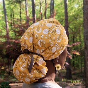 Satin gefütterte Scrub Cap in 2 Styles, Nurse Pixie Pferdeschwanz oder Bouffant Hat für Frizz freie Haarpflege in 18 Mustern
