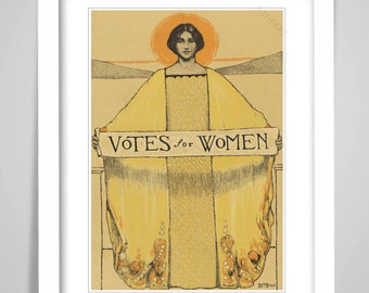 Op de afbeelding: Een vintage poster die pleit voor vrouwenkiesrecht. Een vrouw in een gele robe houdt een spandoek vast met de tekst "Votes for Women". De poster is geplaatst tegen een achtergrond van een zonsondergang en heuvels.