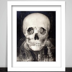 Peut inclure: Impression en noir et blanc encadrée représentant une image surréaliste d'un crâne formé par deux personnages. Les personnages sont assis à une table avec du champagne et des verres, vêtus de vêtements d'époque.