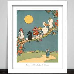 Peut inclure: Une illustration vintage d'un groupe d'enfants et d'animaux prenant le thé sur une branche d'arbre sous une pleine lune. Les enfants portent des vêtements rouges et bleus, et les animaux comprennent un coq, un chat noir et un pélican. Le texte "A very good time by Heath Robinson" est en bas de l'image.