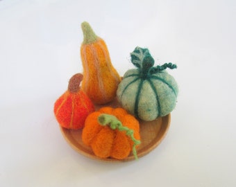 Set of 4 woolen pumkins in wooden saucer, Needle felted mini pumkins, Felted pumkins miniature, Needle felt cinderella, Felted wool pumkins