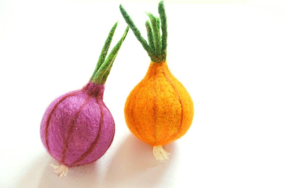 Felt Onion, Needle Felted Onion, Play Food, Felt wool vegetables, Needle felted vegetables, Pretend food felt, Kitchen play vegetables felt