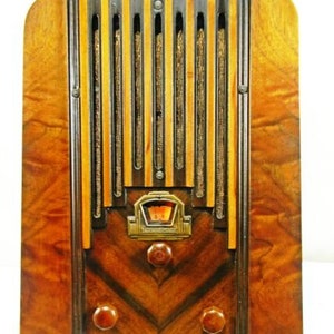 Unique Fairbanks Morris ”skyscraper” model: l-5114 (1935)am radio with digital connector, FREE BLUETOOTH!