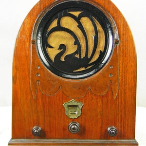 Remarkable example of the Jackson Bell model 62”Swan” (1931) cathedral am antique radio with digital cable installed and FREE  BLUETOOTH !