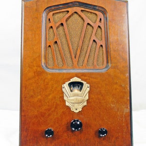Highly unusual shaped Dewald Radio “Little Giant”(1930) antique am radio with digital cable installed and FREE BLUETOOTH !