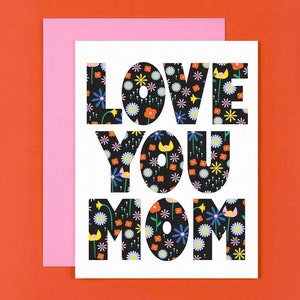Tarjeta del Día de la Madre "Te amo, mamá" con tipografía floral, tarjeta de cumpleaños para mamá, tarjeta de felicitación floral, tipografía botánica • por @mydarlin_bk