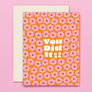 You Blooming Did It • Aanmoedigingskaart met retro bloemenpatroon, afstudeerkaart of felicitatiekaart • door @mydarlin_bk