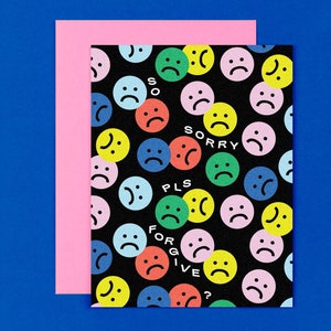 Sinto muito, por favor, me perdoe? • Cartão de desculpas com rostos tristes, padrão de emoji triste em arco-íris, cartão de desculpas • por @mydarlin_bk