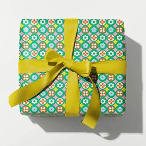 Arkusze lub rolki do pakowania prezentów świątecznych Razzle Dazzle Flowers • Papier do pakowania prezentów świątecznych w stylu retro kwiatowym w kolorze zielonym • autorstwa @mydarlin_bk