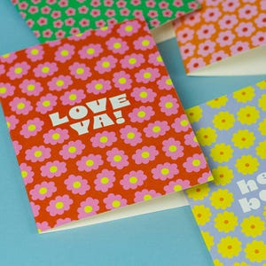 Love Blooms • Tarjeta de San Valentín, tarjeta de aniversario o tarjeta de amor con estampado de flores retro Love Ya • por @mydarlin_bk